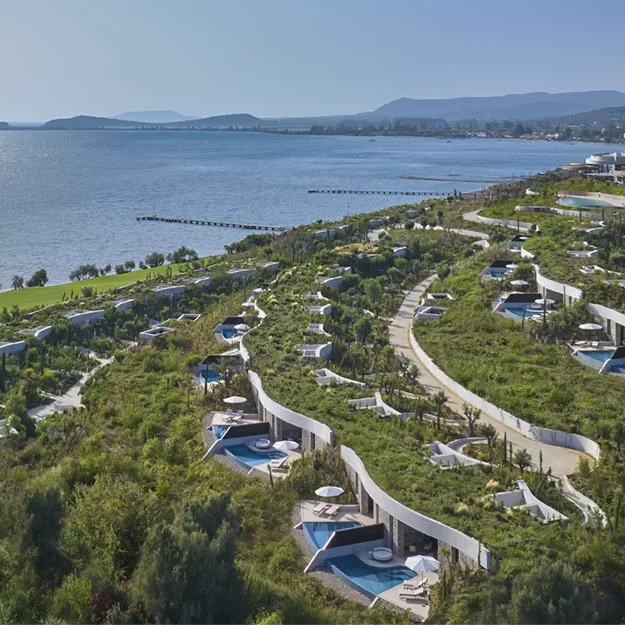 Mandarin Oriental Costa Navarino. Luftaufnahme mit Buchung und Golfplatz The Bay
