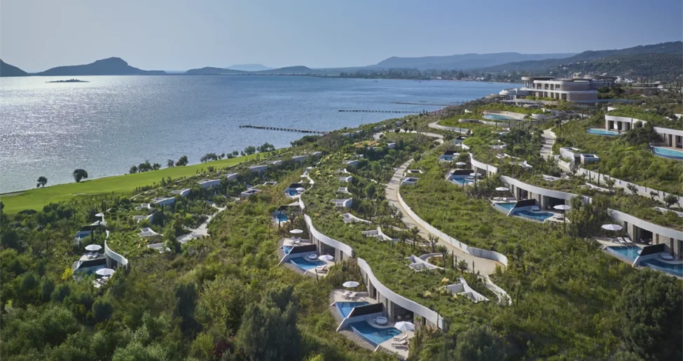 Mandarin Oriental Costa Navarino. Luftaufnahme mit Buchung und Golfplatz The Bay