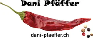 Eine getrocknete rote Chilischote mit verschiedenen Pfefferkörnern darunter, die an die Lust auf Golf und Reisen erinnern. Oben steht der Text Dani Pfäffer, unten dani-pfaeffer.ch.