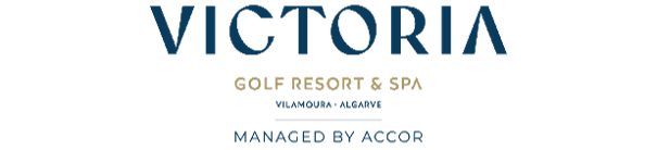 Logo für das Victoria Golf Resort & Spa in Vilamoura, Algarve, verwaltet von Accor. Perfekt für Golf- und Reiseliebhaber. Der Text erscheint in Blau und Gold auf einem hellen Hintergrund.