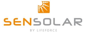 Logo für SenSolar by LifeForce mit einem Farbschema in Orange und Grau. Über dem Firmennamen befindet sich ein orangefarbenes Sonnensymbol mit Strahlen und einem herausgenommenen Biss, das Energie für Golf- und Reisebegeisterte suggeriert.
