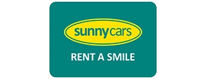 Logo für Sunny Cars mit dem Firmennamen in gelben Kleinbuchstaben in einem gelben Oval auf grünem Hintergrund und dem Slogan RENT A SMILE in weißen Großbuchstaben darunter - perfekt für Golf- und Reisebegeisterte.