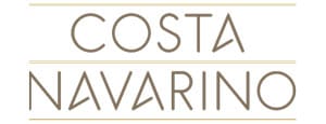 Das Logo von Costa Navarino zeigt den Schriftzug COSTA NAVARINO in einer modernen, dünnen Großbuchstabenschrift mit einer horizontalen Linie über und unter dem Text auf weißem Hintergrund - ein Hinweis auf den guten Ruf des Unternehmens im Bereich Golf und Reisen.