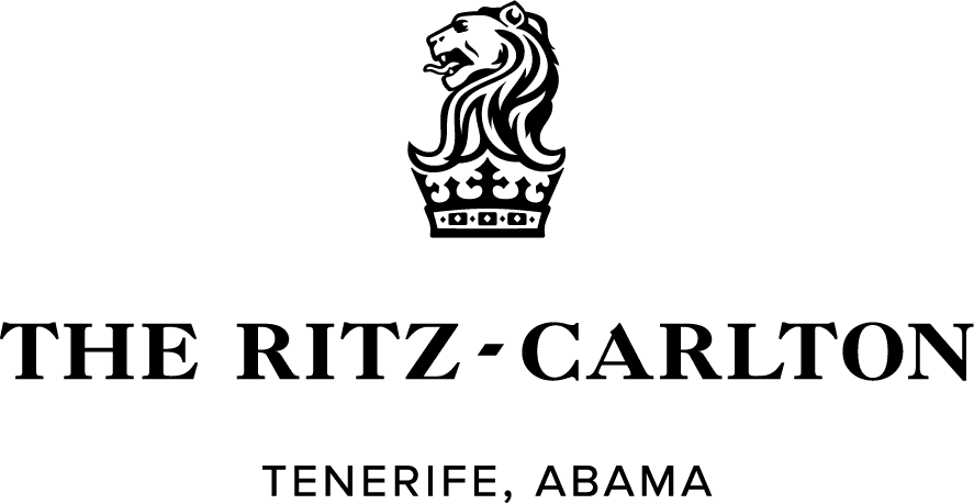 Schwarz-weißes Logo von The Ritz-Carlton mit einem Löwen über einer Krone, darunter der Text THE RITZ-CARLTON und TENERIFE, ABAMA - perfekt für alle, die Golf und Reisen schätzen.