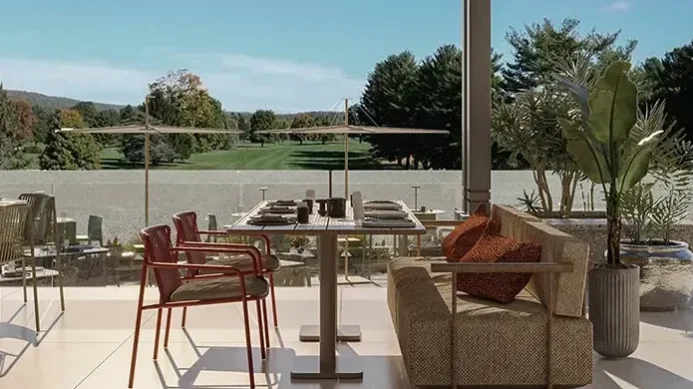 Ein moderner Essbereich im Freien mit einem Tisch für vier Personen, roten Stühlen, einer gepolsterten Bank, Topfpflanzen und Sonnenschirmen – ideal zum Entspannen nach einer Golfrundreise durch Irland – bietet einen Blick auf einen grünen Rasen und Bäume unter strahlend blauem Himmel.